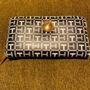 Tommy Hilfiger Zippered Wallet/Clutch in perfect condition!